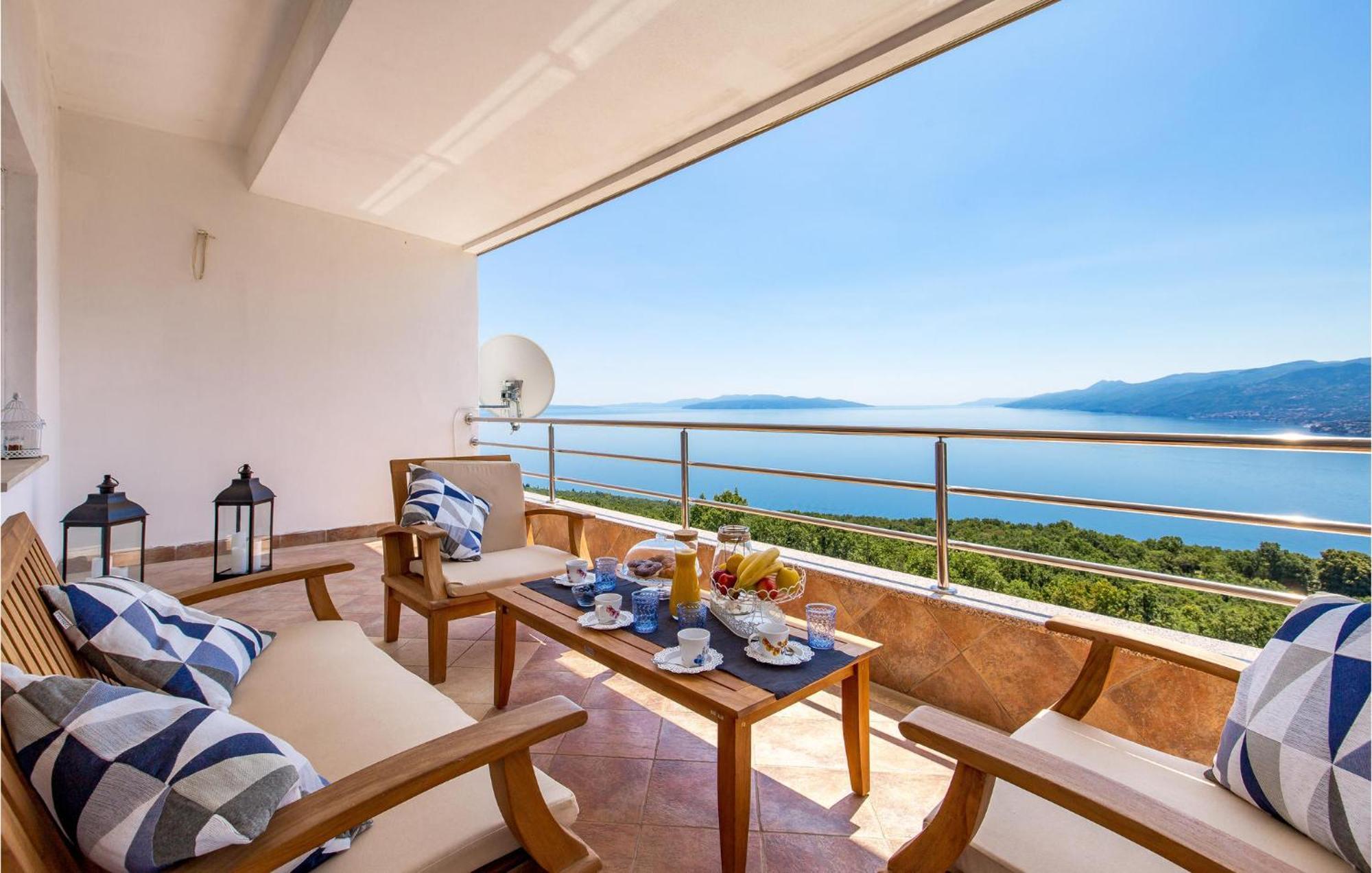 2 Bedroom Amazing Apartment In Rijeka Exterior foto