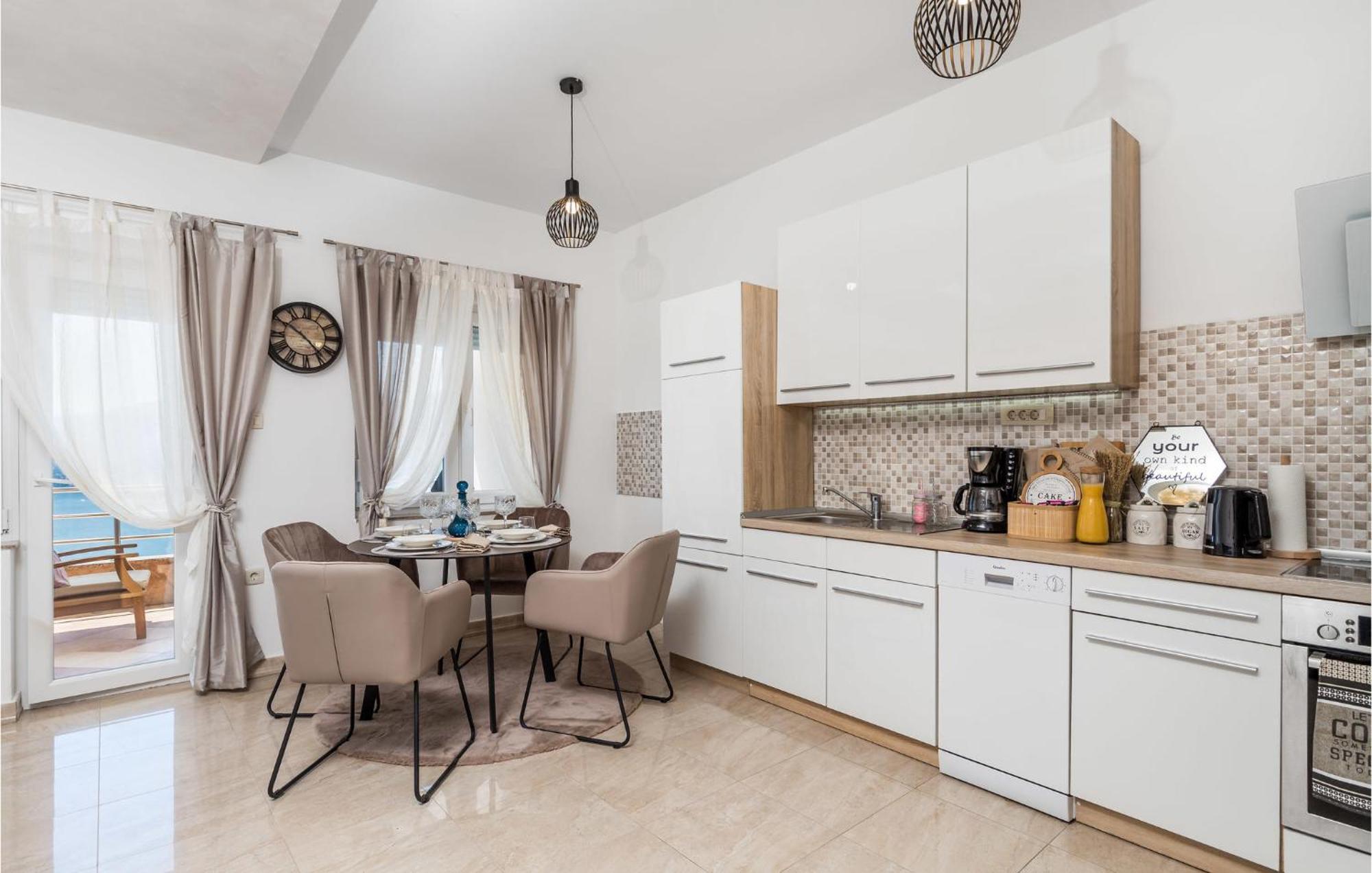 2 Bedroom Amazing Apartment In Rijeka Exterior foto