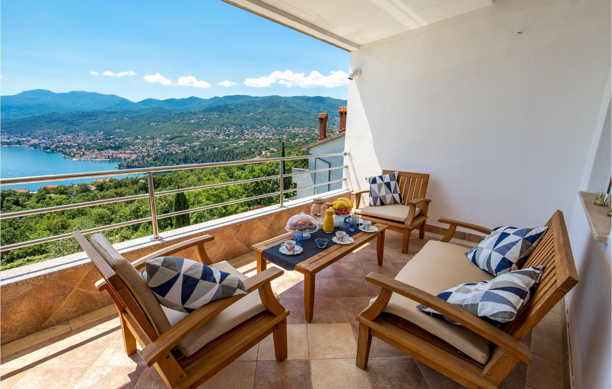 2 Bedroom Amazing Apartment In Rijeka Exterior foto
